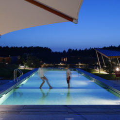 Les Echasses La Piscine De Nuit