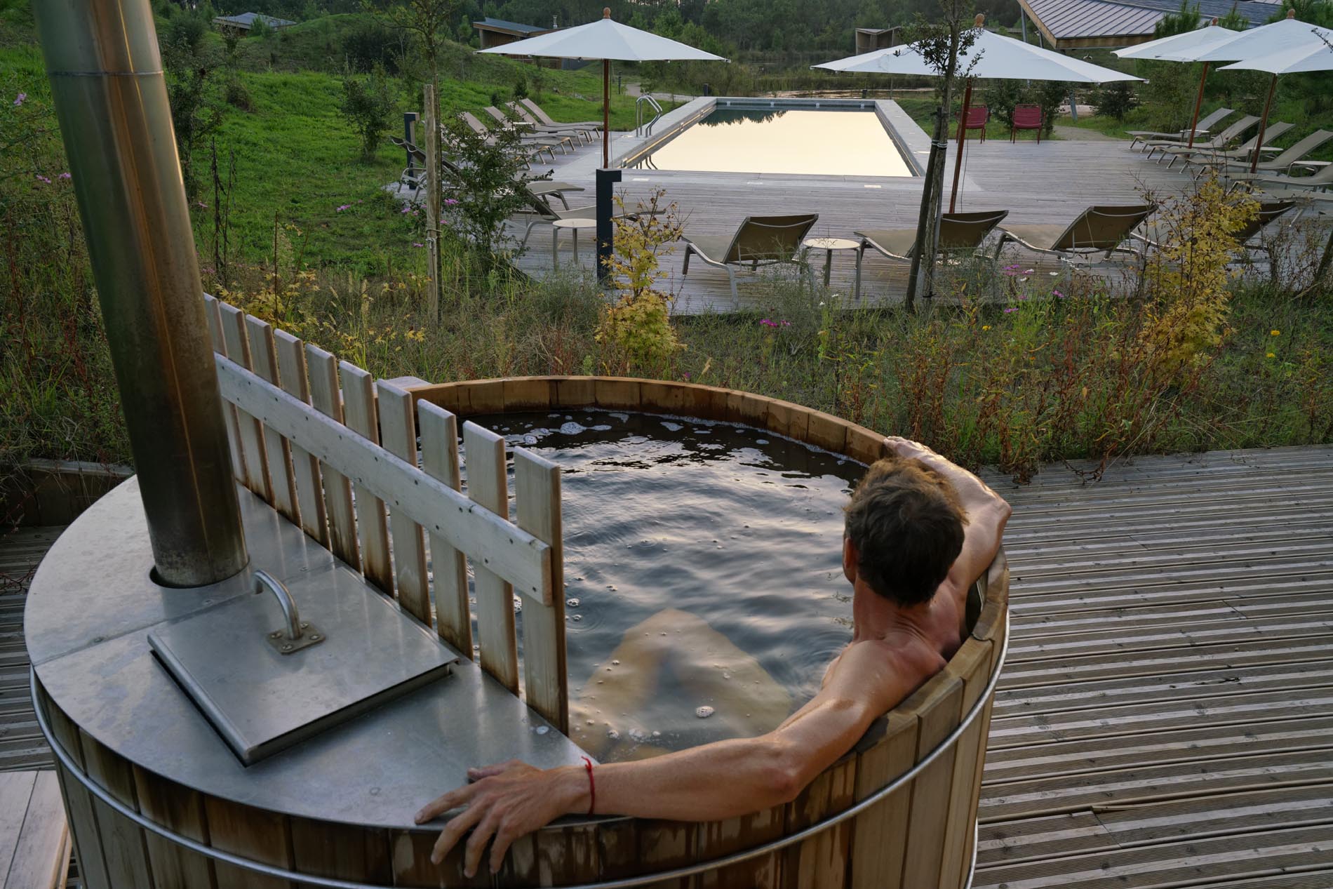 Bain Canadien Spa Bois Exterieur Avec Vue Piscine