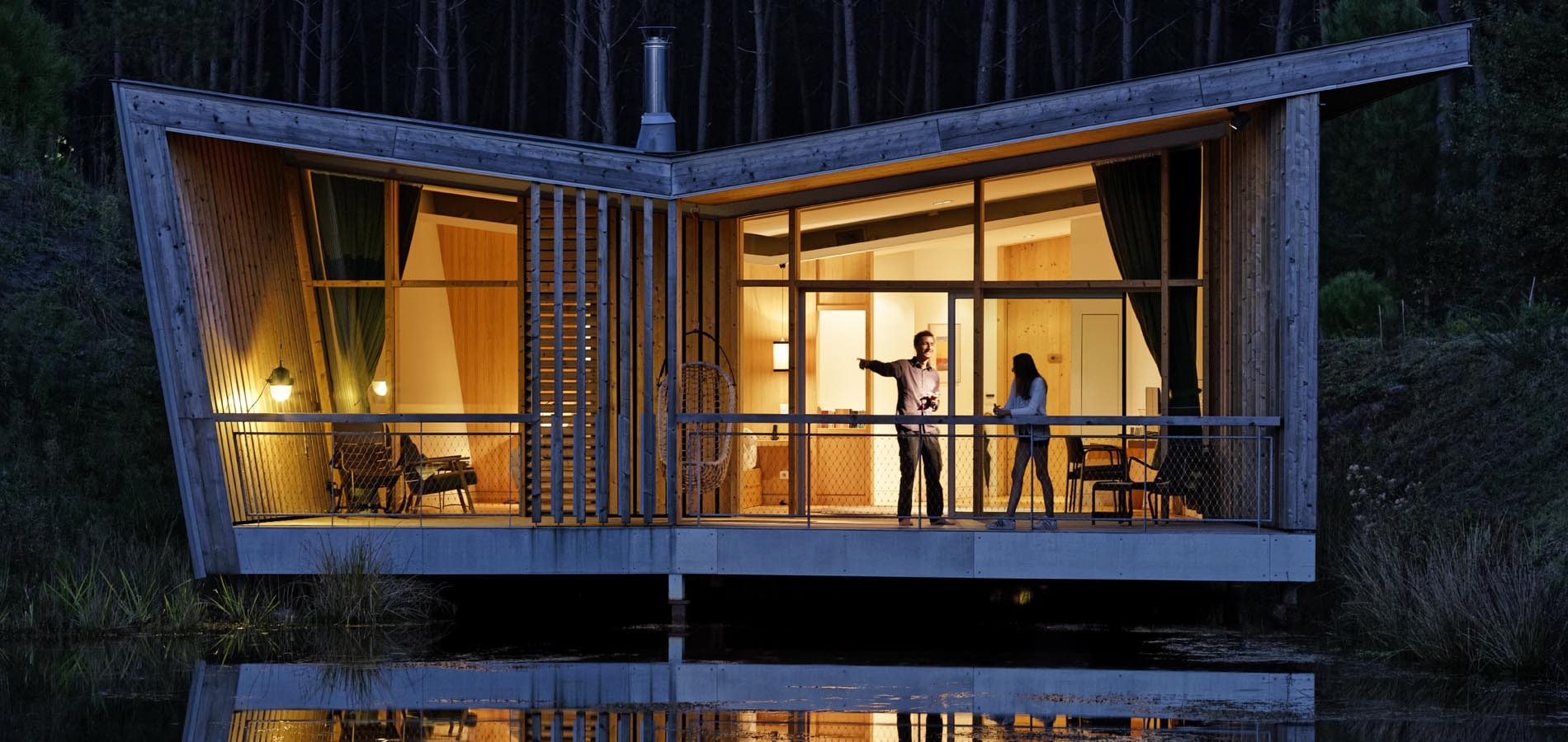 Modge Lodge Etang Nuit Avec Terrasse Bois 2