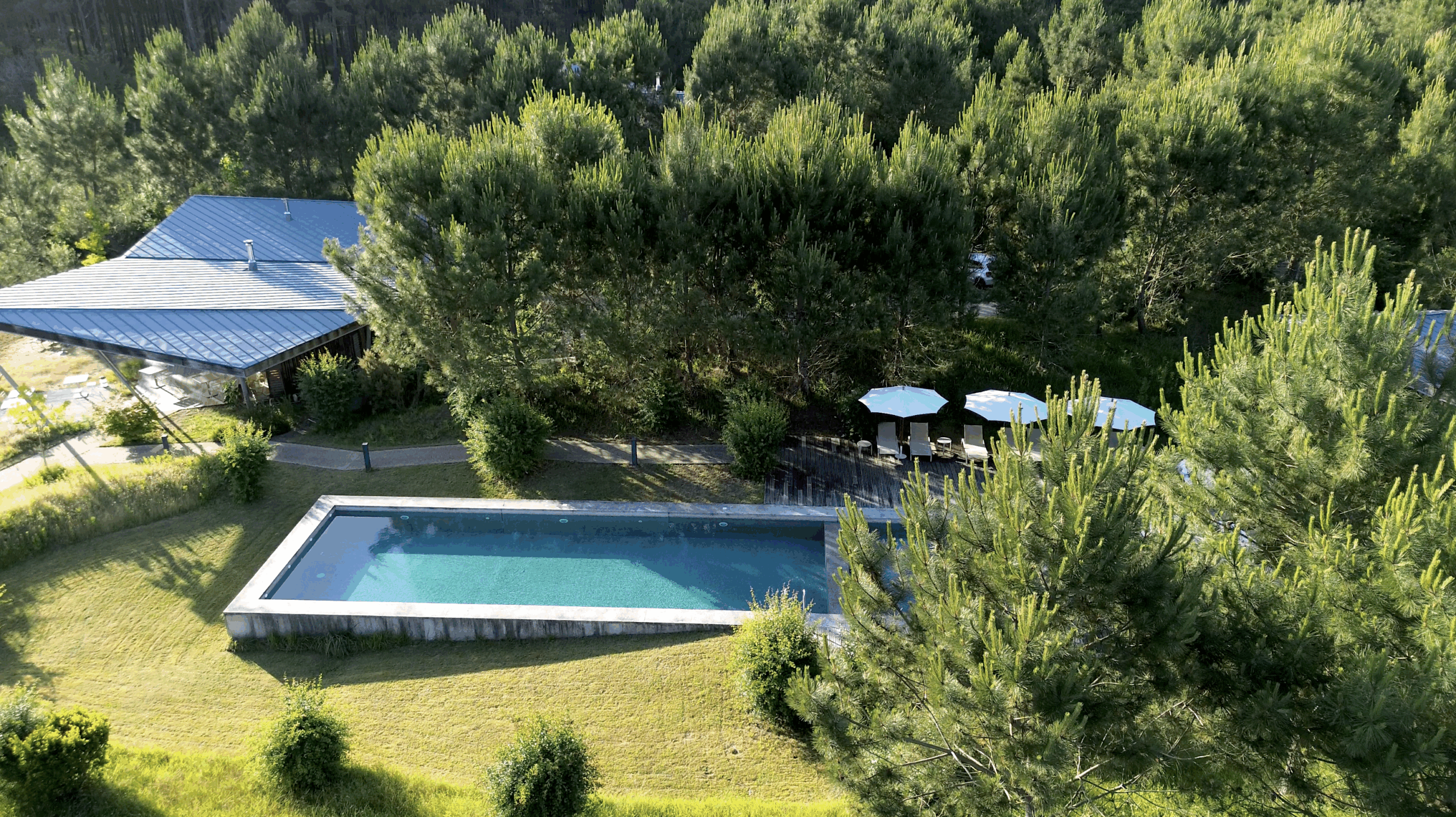 Vue aérienne les Echasses et la piscine