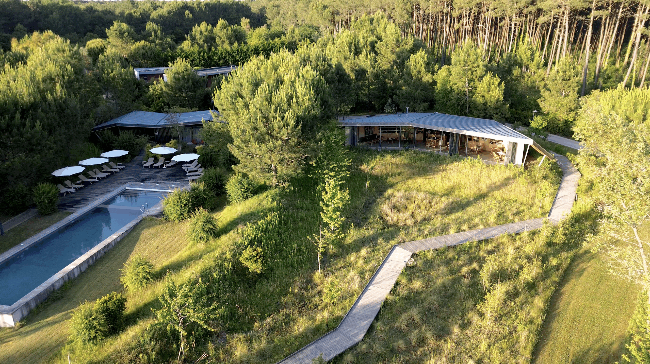 Les Echasses vue aérienne Restaurant et Piscine