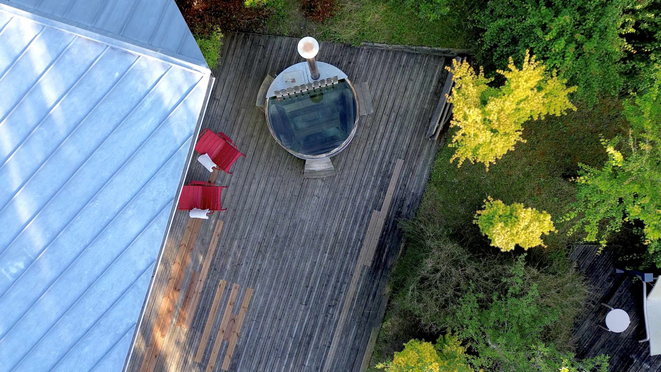 Vue drone bain nordique et terrasse bois ecolodge Les Echasses