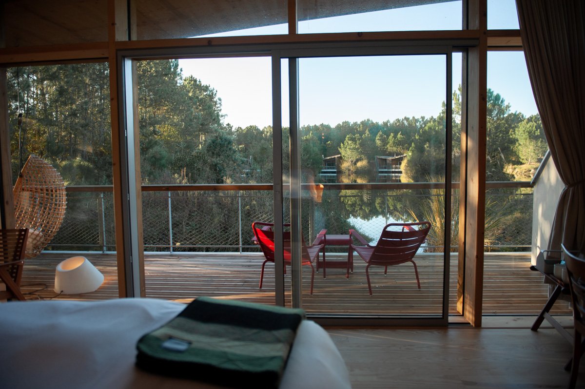 Vue de la terrasse avec l'étang depuis l'intérieur